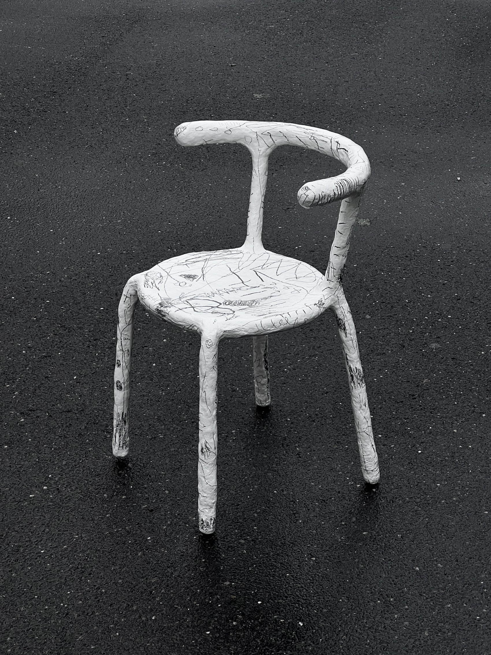 Charcoal papier-mâché židle