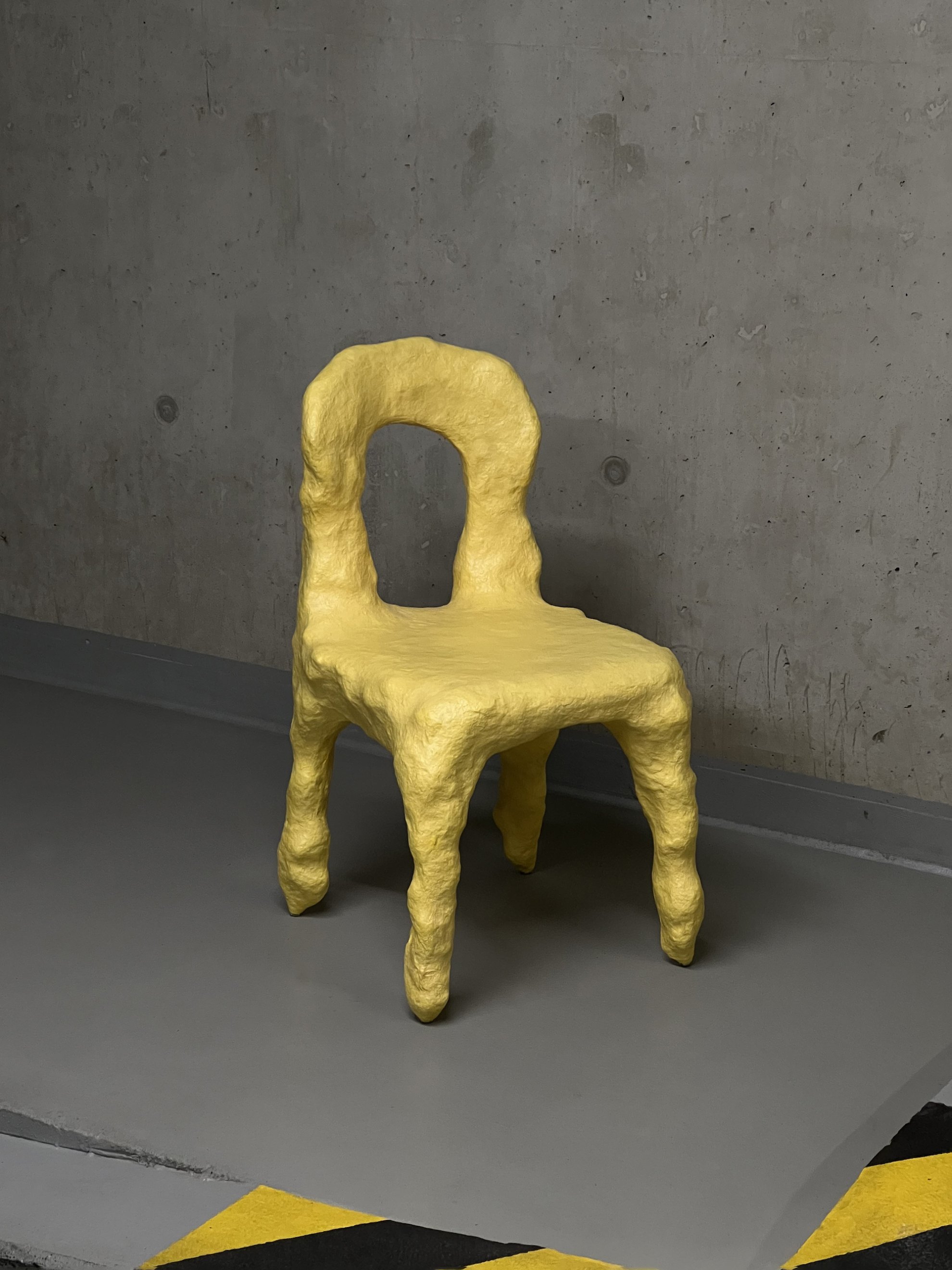 Žlutá židle s hrboly