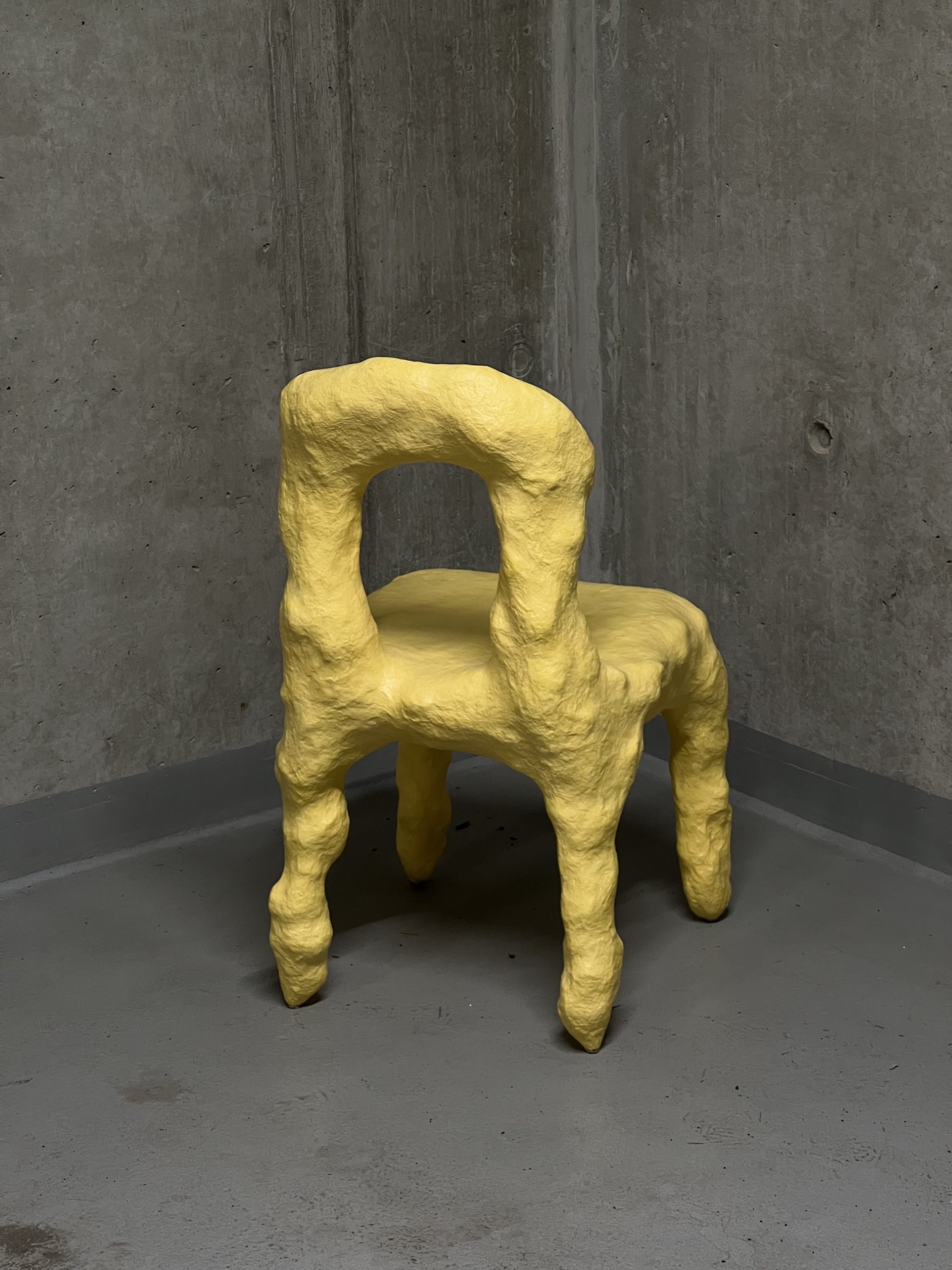 Žlutá židle s hrboly