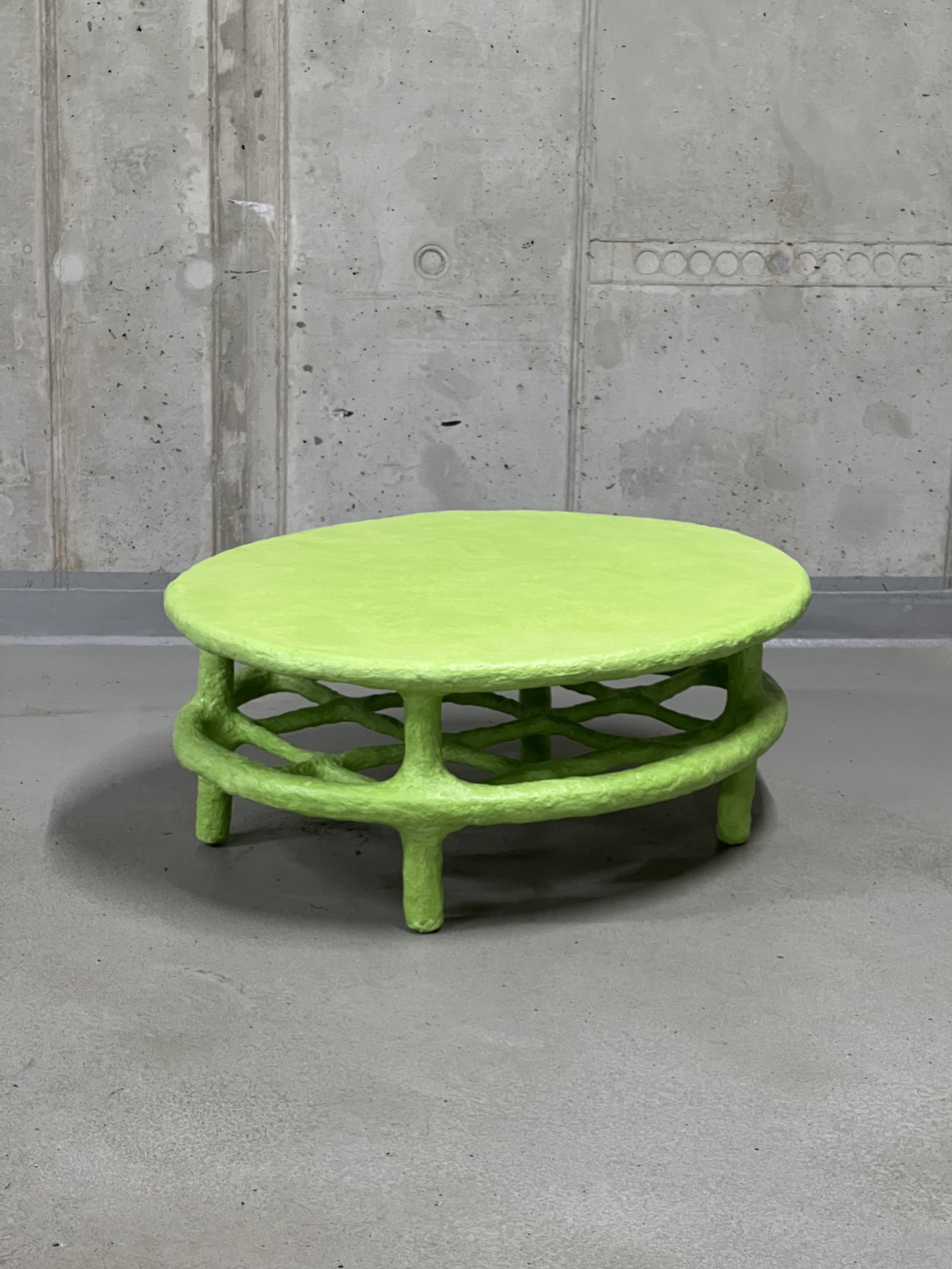 Zelený oválný papier-mâché kávový stolek
