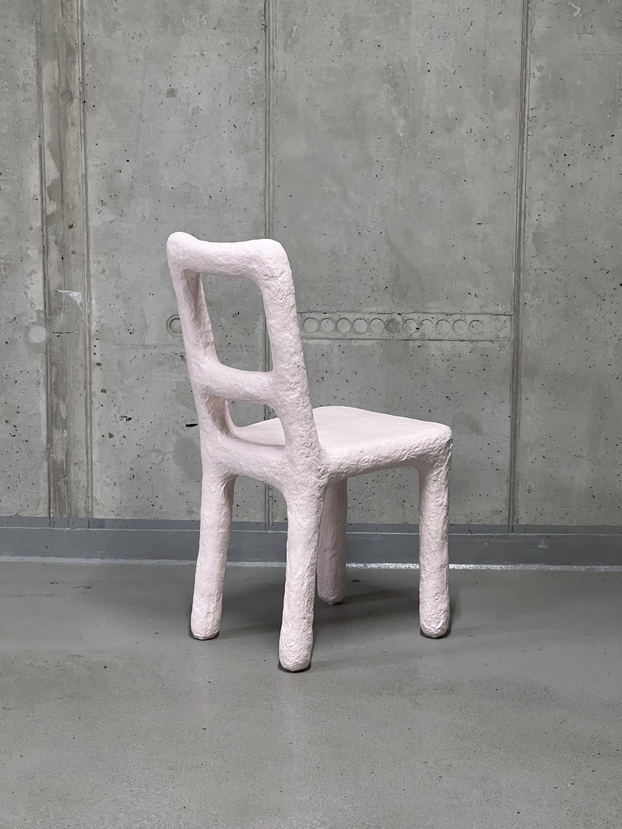 Růžová papier-mâché židle