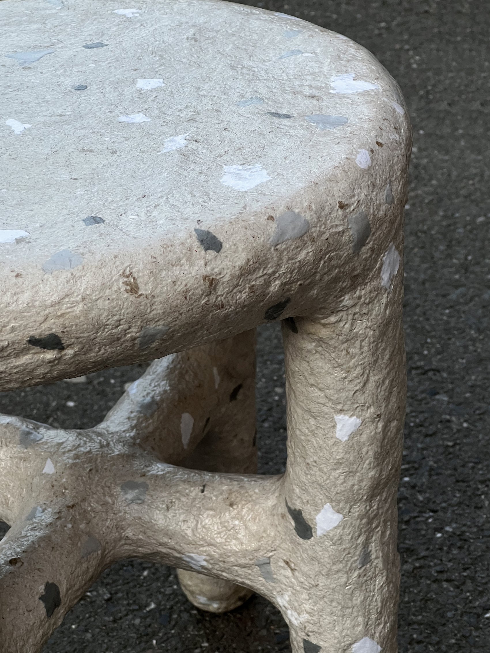 Šedivá "terazzo" papier-mache stolička / stolek