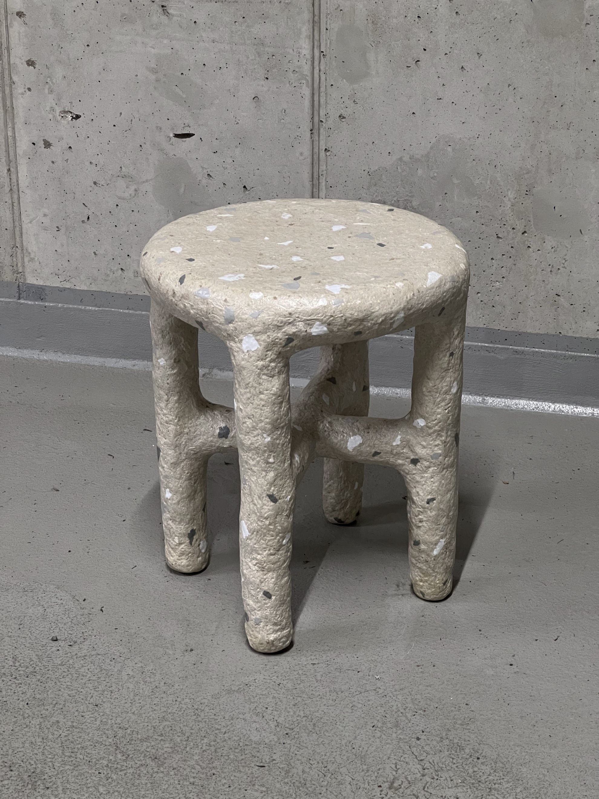 Šedivá "terazzo" papier-mache stolička / stolek