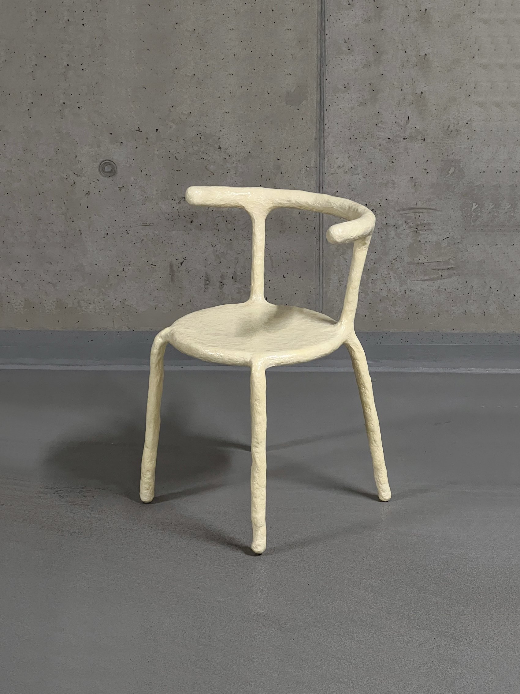 Žlutá papier-mâché židle